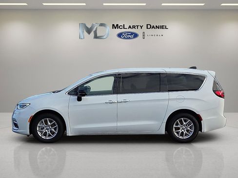 Used 2024 Chrysler Pacifica Touring-L image 3