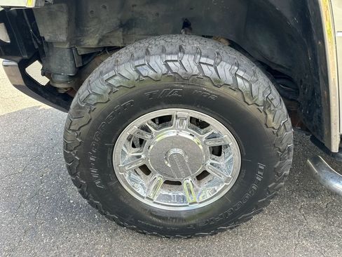 Used 2005 HUMMER H2 SUT w/ Preferred Equipment Group AWD/4WD image 9