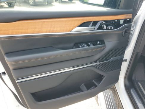 Used 2024 Jeep Grand Wagoneer L Series III AWD/4WD image 8