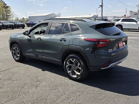 Used 2025 Chevrolet Trax LT image 3