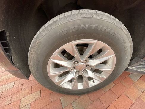 Used 2023 Chevrolet Suburban Premier image 9