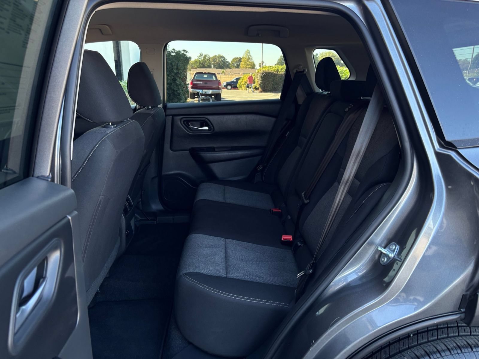 Used 2025 Nissan Rogue SV AWD/4WD image 27