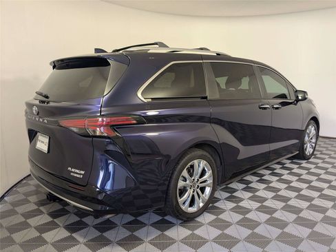 Certified 2022 Toyota Sienna Platinum FWD image 5