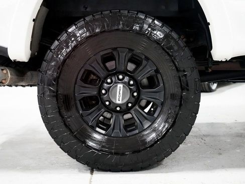 Used 2020 Ford F350 Platinum w/ Tremor Off-Road Package image 43