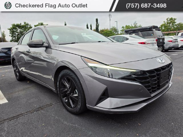Used 2022 Hyundai Elantra SEL w/ Convenience Package FWD image 3