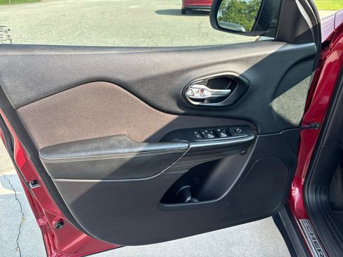 Used 2016 Jeep Cherokee Sport FWD image 18
