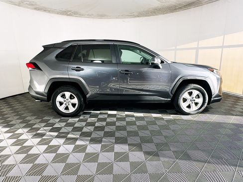 Used 2021 Toyota RAV4 XLE w/ Convenience Package FWD image 2