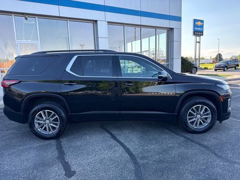 Used 2024 Chevrolet Traverse LT FWD image 2