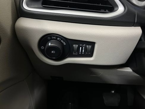 Used 2023 Chrysler Pacifica Touring-L image 72