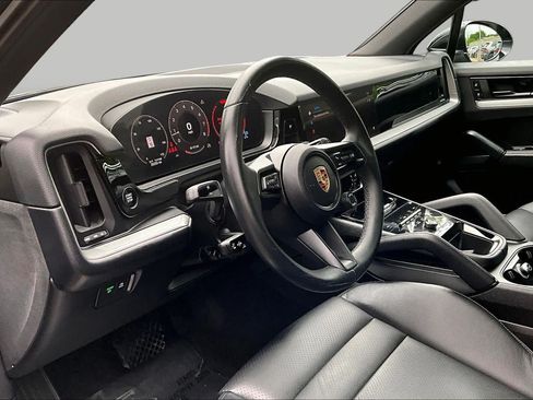 Used 2024 Porsche Cayenne AWD/4WD image 18