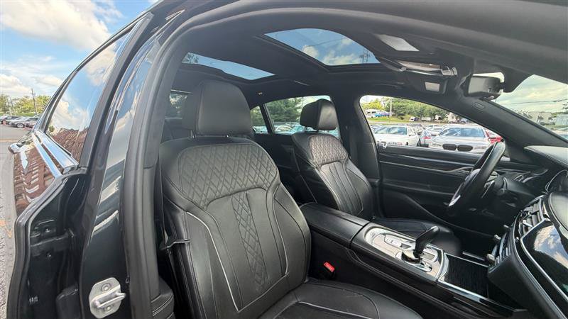 Used 2018 BMW 750i RWD image 16