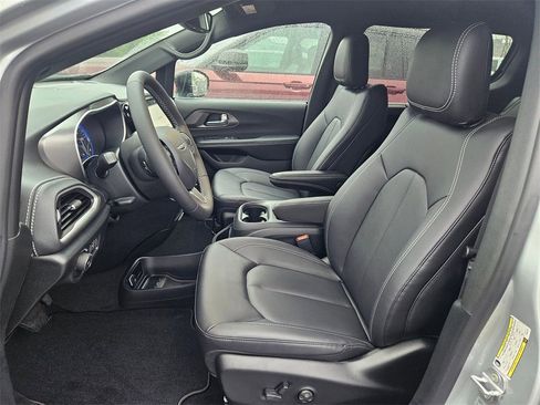 New 2026 Chrysler Pacifica Select image 14
