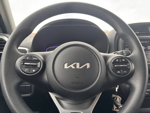 Used 2025 Kia Soul LX w/ LX Technology Package FWD image 25