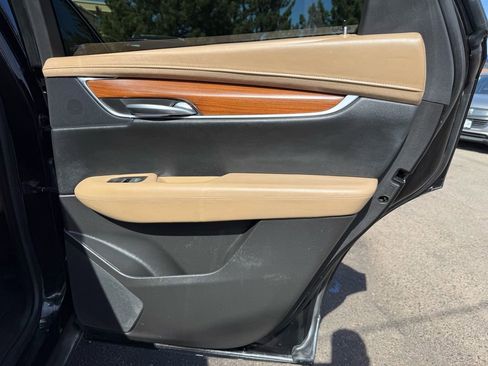 Used 2017 Cadillac XT5 Platinum AWD/4WD image 18