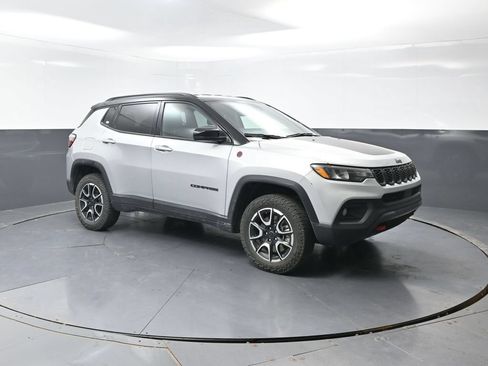 Used 2025 Jeep Compass Trailhawk AWD/4WD image 6