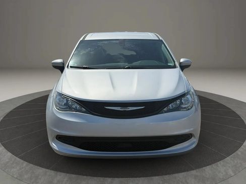 Used 2022 Chrysler Voyager LX FWD image 9