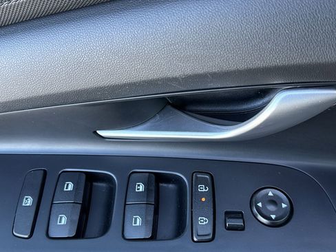 Used 2025 Hyundai Elantra SE image 12