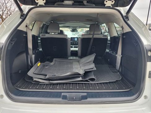 Used 2022 Toyota Highlander XLE AWD/4WD image 16
