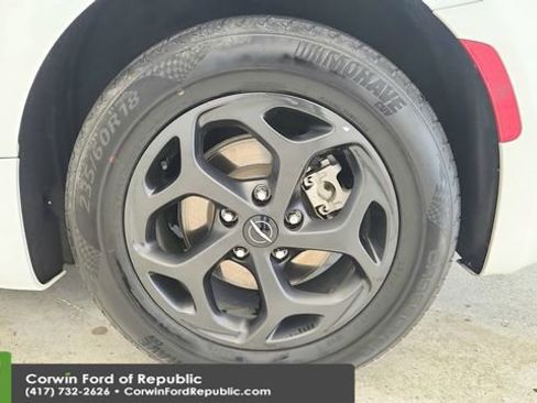 Used 2024 Chrysler Pacifica Select image 26