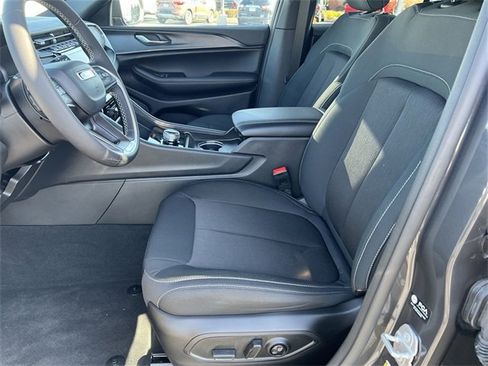 Used 2025 Jeep Grand Cherokee Laredo image 13