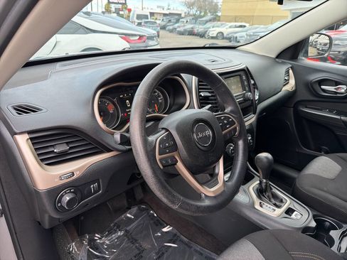 Used 2016 Jeep Cherokee Sport image 34