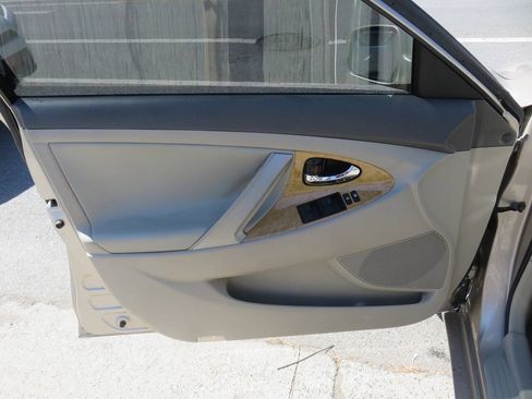 Used 2007 Toyota Camry XLE FWD image 25