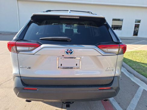 Used 2022 Toyota RAV4 XLE image 5