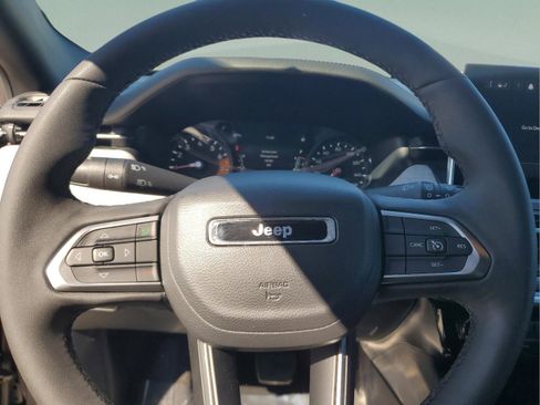 Used 2024 Jeep Compass Latitude image 23