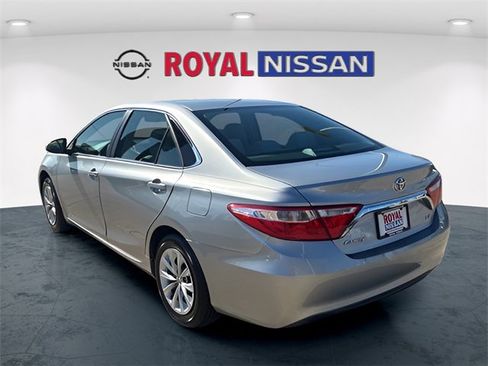 Used 2017 Toyota Camry LE image 5