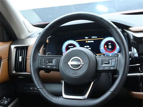 Used 2025 Nissan Pathfinder Platinum image 16