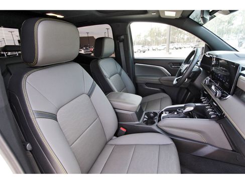 Used 2025 Chevrolet Colorado ZR2 w/ Technology Package image 25