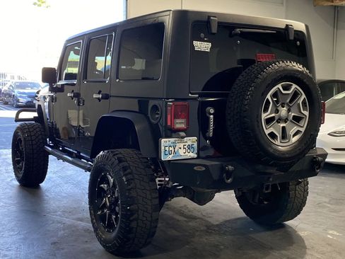 Used 2018 Jeep Wrangler Unlimited Rubicon w/ Connectivity Group image 2