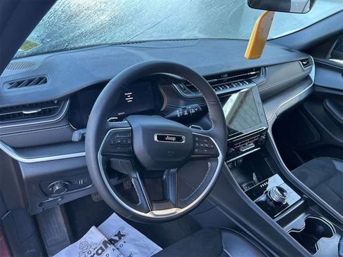 Used 2025 Jeep Grand Cherokee Altitude image 5