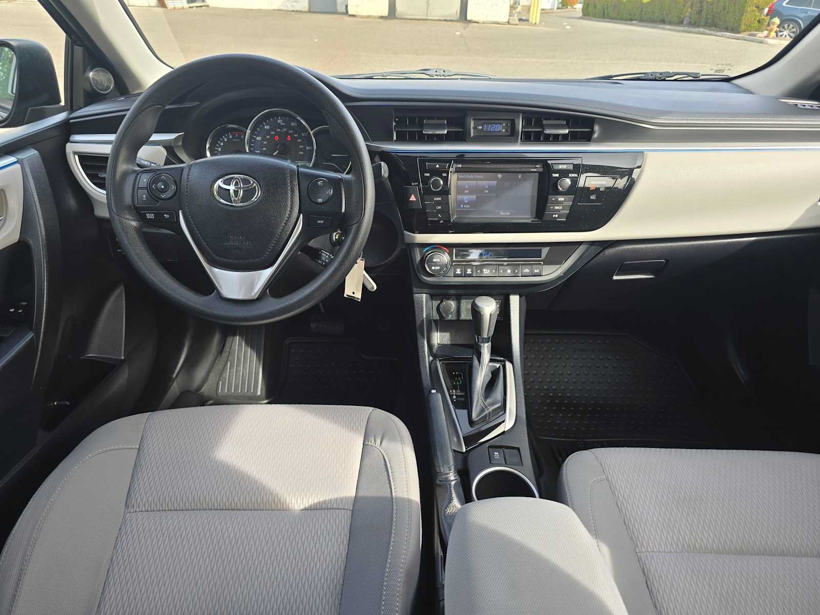 Used 2014 Toyota Corolla LE FWD image 17