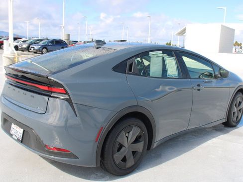 Used 2023 Toyota Prius LE image 3