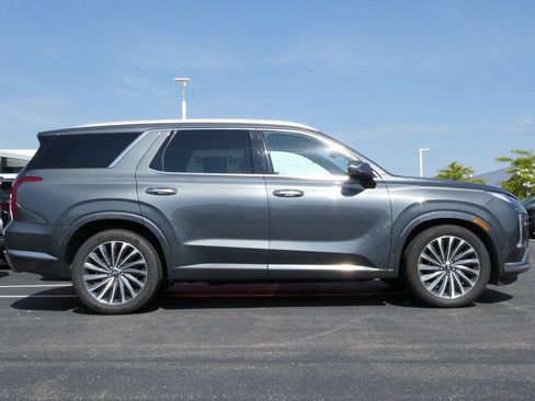 Used 2024 Hyundai Palisade Calligraphy image 2