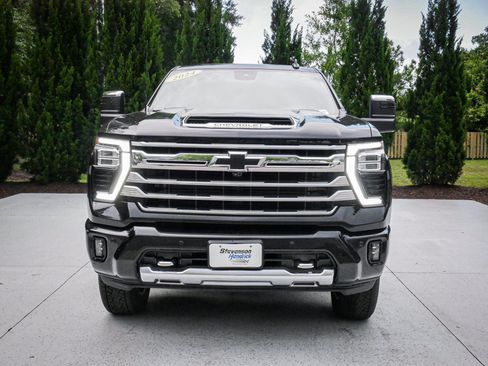 Used 2024 Chevrolet Silverado 2500 High Country w/ Technology Package AWD/4WD image 3