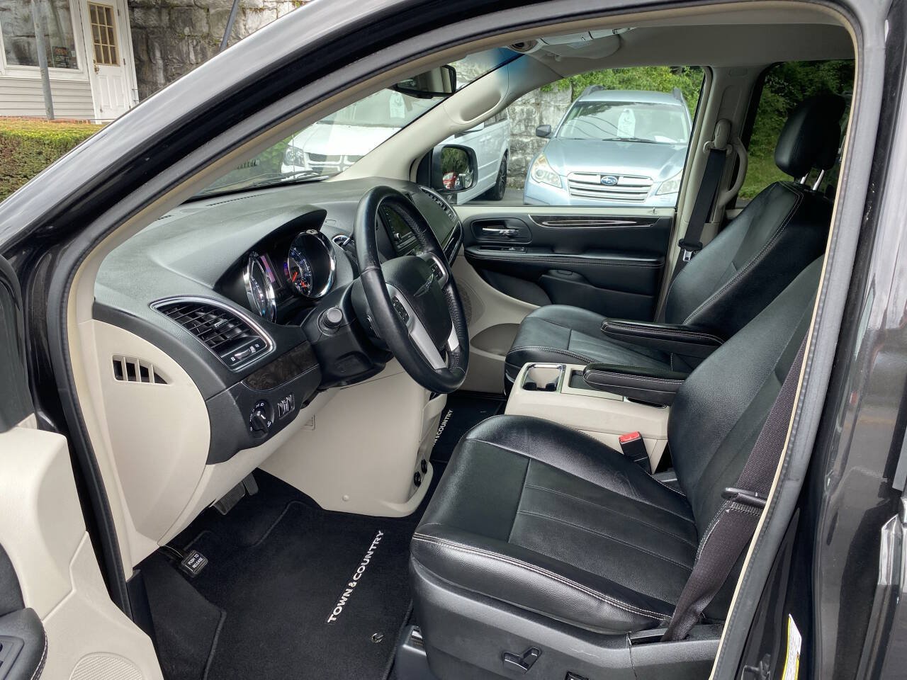Used 2015 Chrysler Town & Country Touring w/ Driver Convenience Group FWD image 9