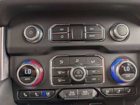 Used 2024 GMC Yukon SLT w/ SLT Luxury Package AWD/4WD image 20