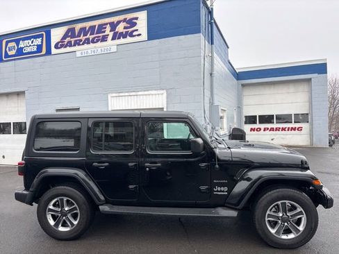 Used 2018 Jeep Wrangler Unlimited Sahara w/ Safety Group image 7