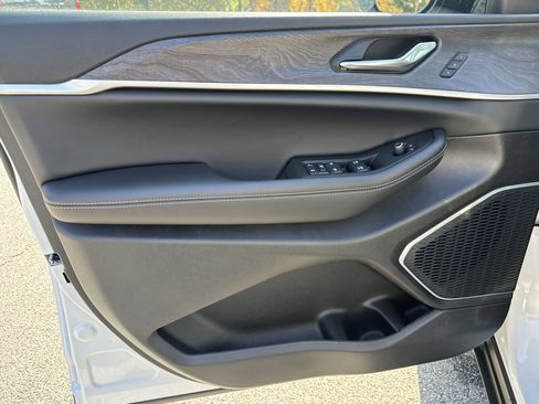 New 2025 Jeep Grand Cherokee Limited w/ Black Appearance Package image 17