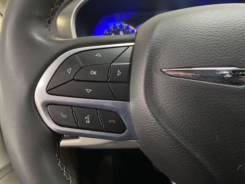 Used 2023 Chrysler Pacifica Touring-L FWD image 19