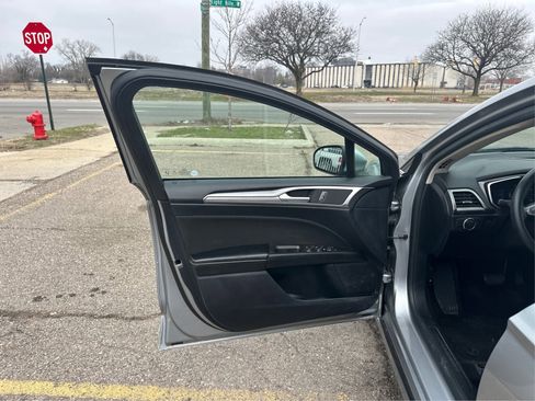 Used 2020 Ford Fusion SE image 15