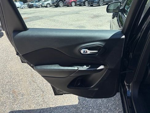 Used 2015 Jeep Cherokee Sport FWD image 17