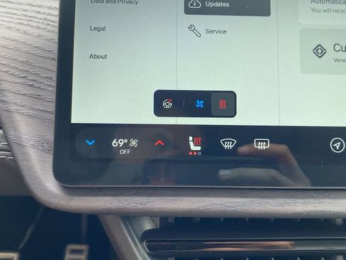 Used 2023 Rivian R1S Adventure image 30