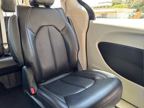 Used 2023 Chrysler Pacifica Touring-L FWD image 35