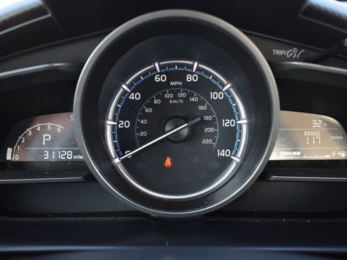 Used 2019 Toyota Yaris L image 10