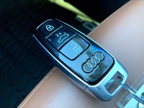 Used 2022 Audi Q8 Premium image 15