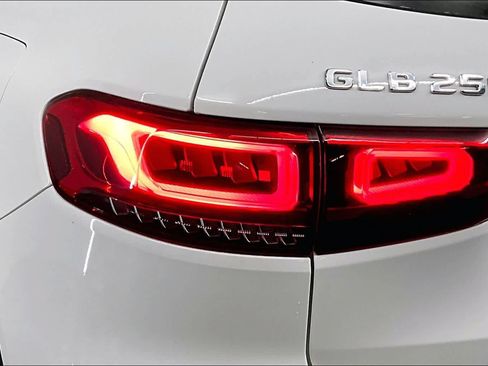 Certified 2022 Mercedes-Benz GLB 250 4MATIC image 28