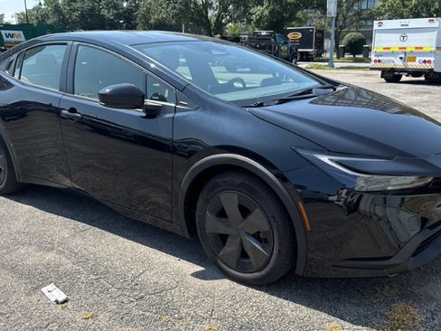 Used 2023 Toyota Prius LE FWD image 3